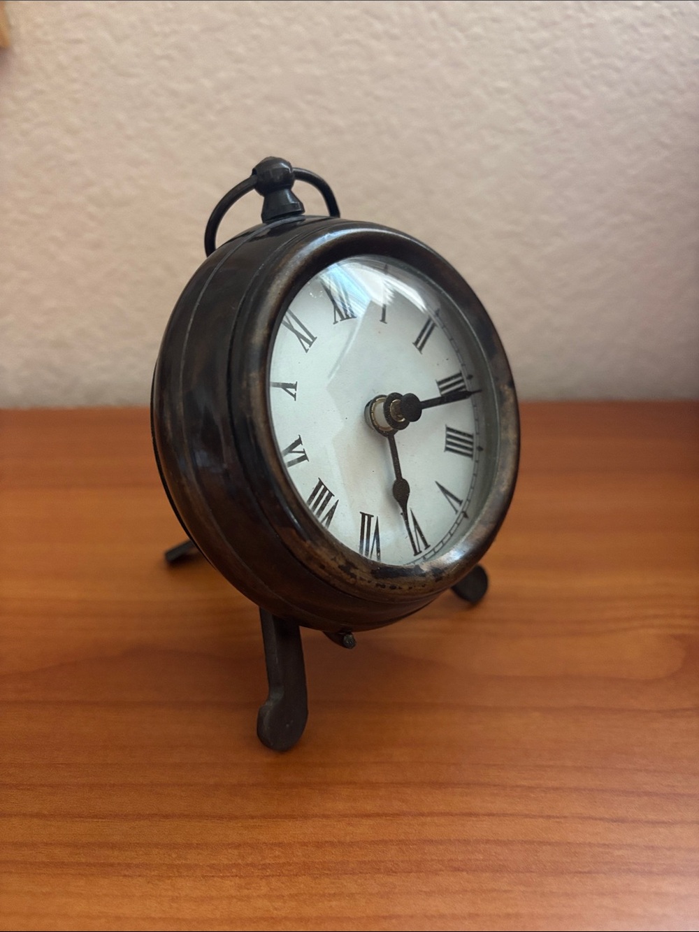 Vintage-Style Bronze-color Table Clock with Roman Numerals - Brown